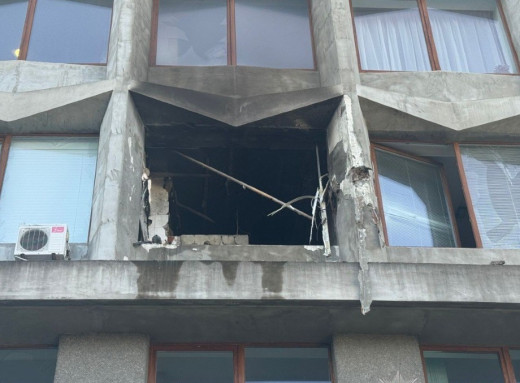 Атака на Суми: ворожий дрон пошкодив адмінбудівлю (фото) фото Атака на Суми: ворожий дрон пошкодив адмінбудівлю (фото) фото