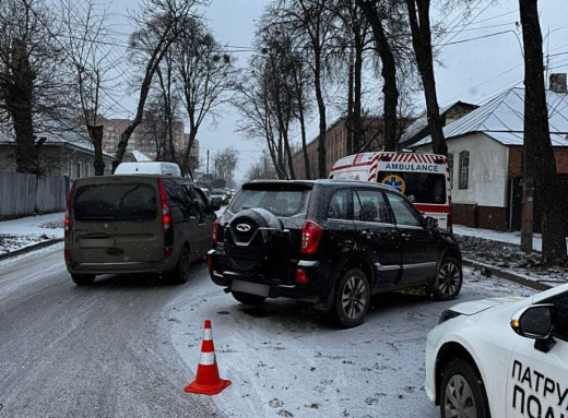 У Сумах водійка потрапила в ДТП: автомобіль врізався в дерево фото