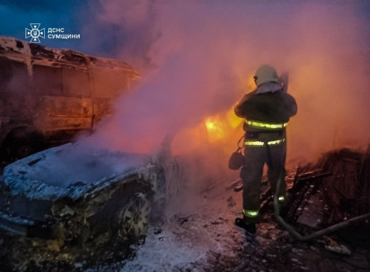 Вночі у Ямполі внаслідок пожежі згоріли два автомобілі фото Вночі у Ямполі внаслідок пожежі згоріли два автомобілі фото
