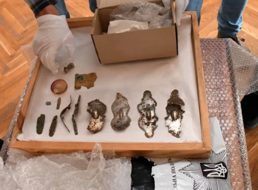Скарб, знайдений на Сумщині “чорним” археологом, передали в музей фото
