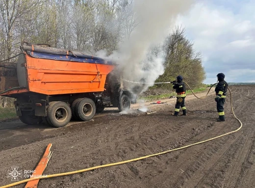 Рятувальники загасили пожежу автівки, в яку влучив російський дрон фото