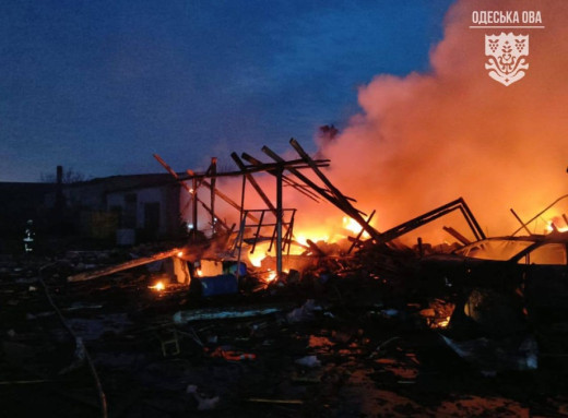 Росіяни вдарили по порту в Ізмаїлі і пошкодили іноземне судно фото