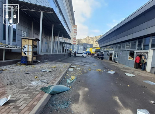У центрі Сум дрон влучив у торговельний центр: є поранені фото