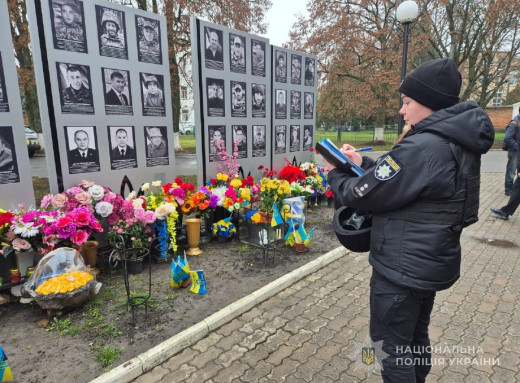 У Ромнах невідомі пошкодили портрет загиблого військовослужбовця на «Алеї слави» фото