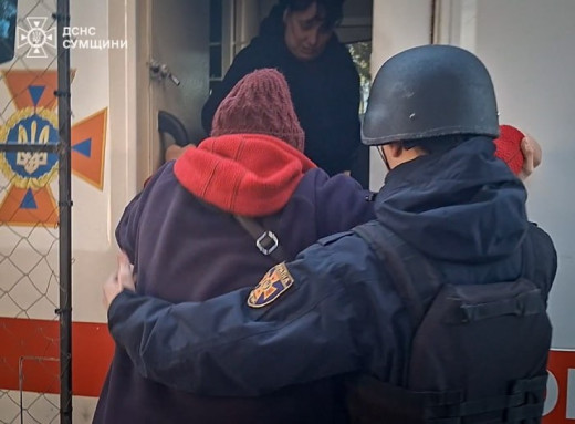 Рейси «Фенікса»: евакуаційні групи ДСНС вивезли мешканок Сумського та Шосткинського районів фото