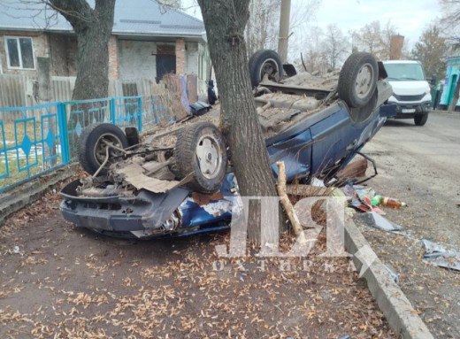 В Охтирці ВАЗ врізався в дерево та перекинувся: водія госпіталізували фото