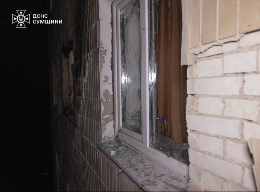 Російський безпілотник атакував будівлю гуртожитку в Сумах фото