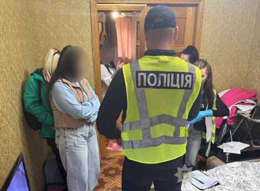 Поліція Сум викрила таксиста-звідника, який підшукував клієнтів для «інтим-зустрічей» фото Поліція Сум викрила таксиста-звідника, який підшукував клієнтів для «інтим-зустрічей» фото