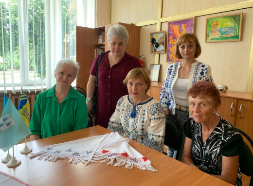 У Сумах родичі військовополонених вишивають «Рушник надії» фото У Сумах родичі військовополонених вишивають «Рушник надії» фото