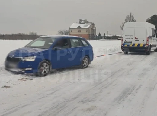 У Сумах патрульні допомогли водію, який в авто потрапив у снігову пастку (відео) фото