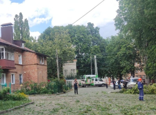 Центр Сум під ударом ворожого безпілотника: постраждали жінка з дитиною фото Центр Сум під ударом ворожого безпілотника: постраждали жінка з дитиною фото