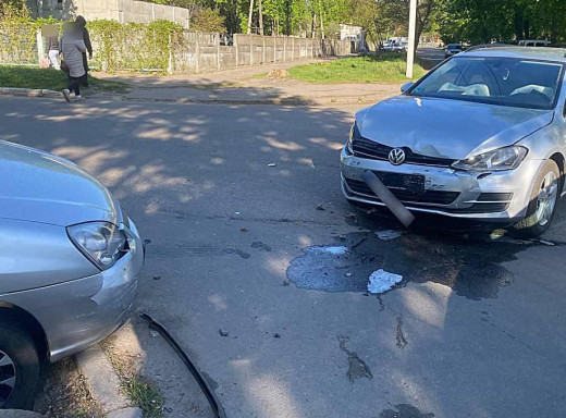 На Хіміку в Сумах зіткнулися Volkswagen та Suzuki: травмовано водія фото На Хіміку в Сумах зіткнулися Volkswagen та Suzuki: травмовано водія фото