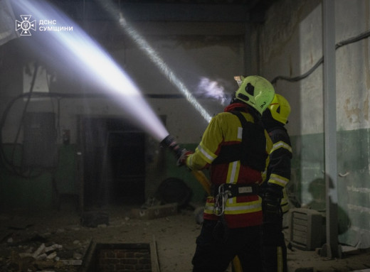 Нічна атака на Суми: у Зарічному районі рашисти поцілили в нежитлову будівлю фото