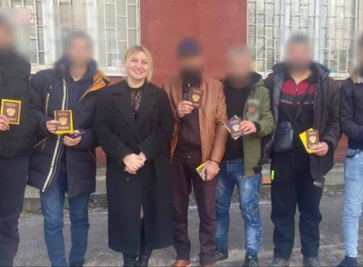 Російська вчителька, за даними BBC, завербувала майже 500 іноземців на війну проти України фото