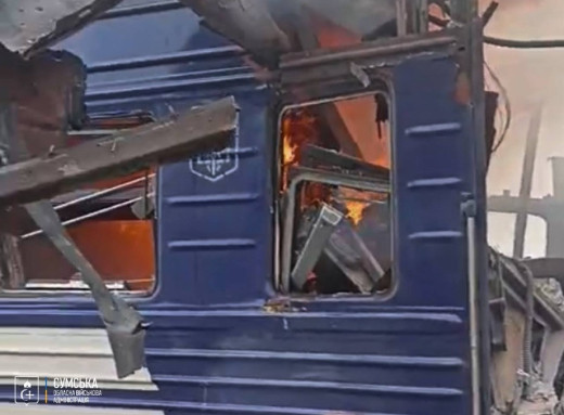 росія вдарила по залізничному вокзалу в Шостці: є постраждалі пасажири (відео) фото