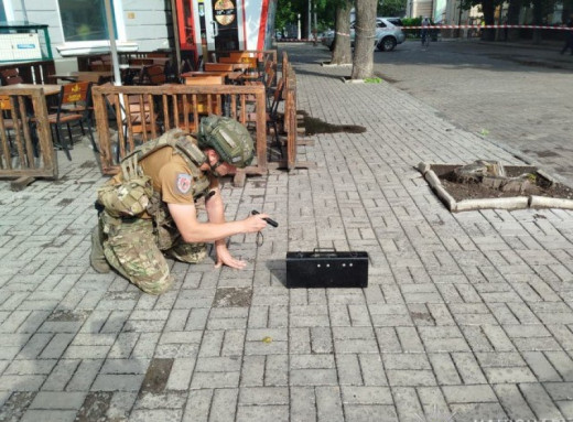 У центрі Сум вибухотехніки перевіряли забуту валізку фото У центрі Сум вибухотехніки перевіряли забуту валізку фото