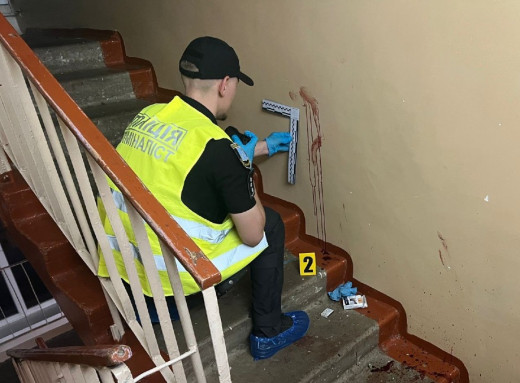 У Сумах взято під варту молодика, підозрюваного у вбивстві вітчима фото У Сумах взято під варту молодика, підозрюваного у вбивстві вітчима фото