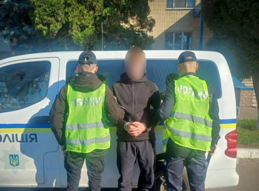 У Сумах поліцейські затримали 18-річного грабіжника, який напав на чоловіка на майдані Незалежності фото