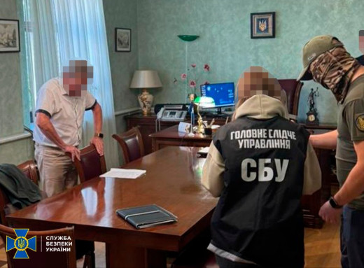 Директора підрозділу сумського вишу підозрюють у вимаганні хабарів за успішний захист дисертацій фото