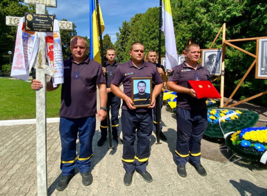 Роменська громада попрощалася з рятувальником-сапером Олегом Петренком, який загинув під час розмінування фото