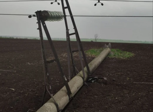 Тракторист на Сумщині пошкодив лінію електропередач: тисячі людей без світла фото