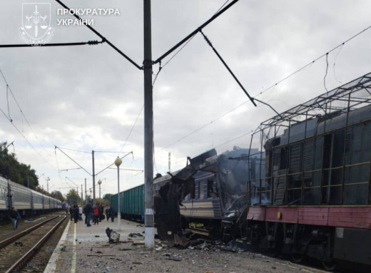 Подвійний удар росії по вокзалу в Шостці: поранено щонайменше 8 пасажирів фото