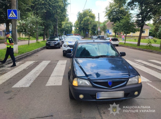 У Сумах на Петропавлівській на переході збили жінку фото У Сумах на Петропавлівській на переході збили жінку фото
