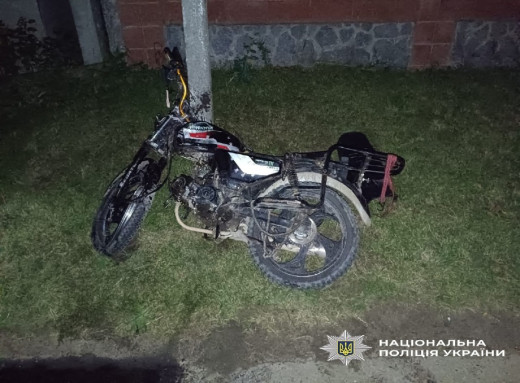 У Токарях під Сумами 15-річна мотоциклістка в’їхала у стовп фото У Токарях під Сумами 15-річна мотоциклістка в’їхала у стовп фото