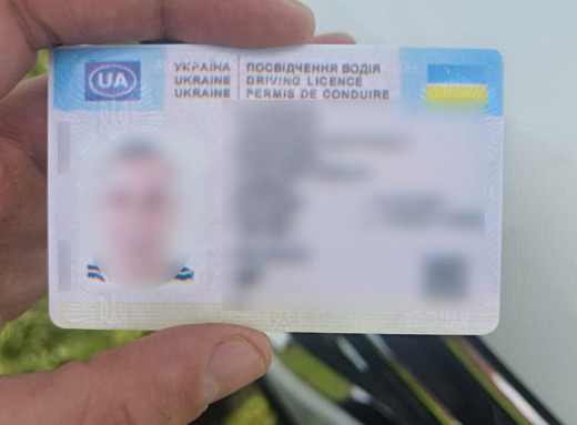 Сумські патрульні зупинили водія з підробленими правами фото Сумські патрульні зупинили водія з підробленими правами фото