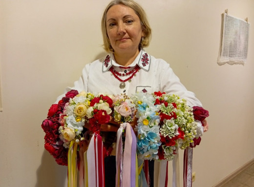 Віночки, стрічки і калинові мотиви – як сумська майстриня створює прикраси в українському стилі фото