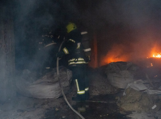 У Сумах вогнеборці швидко ліквідували пожежу в неексплуатованій будівлі фото У Сумах вогнеборці швидко ліквідували пожежу в неексплуатованій будівлі фото