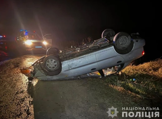 На Сумщині сталася ДТП: легковик врізався у габіон та перекинувся фото