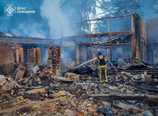 Вночі ворог атакував Кролевецьку громаду безпілотниками: рятувальники гасили пожежу (відео) фото Вночі ворог атакував Кролевецьку громаду безпілотниками: рятувальники гасили пожежу (відео) фото