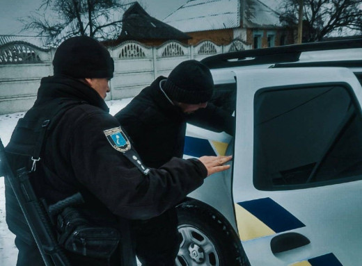 Тиждень терпів біль: на Краснопільщині правоохоронці евакуювали чоловіка, до якого не могла доїхати «швидка» фото