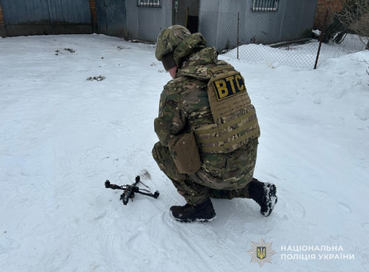 Смертоносна знахідка на подвір’ї: вибухотехніки поліції знешкодили ворожий дрон фото