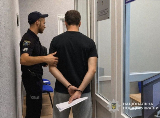 Повалив із драбини та відібрав телефон: у Білопіллі поліцейські оперативно затримали грабіжника фото