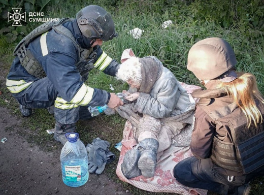 На Сумщині рятувальники визволили жінку з-під завалів після авіаудару фото На Сумщині рятувальники визволили жінку з-під завалів після авіаудару фото