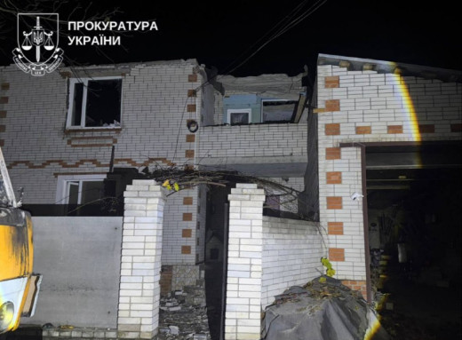 Внаслідок нічного нальоту російських БпЛА на Тростянець загинув чоловік, поранені жінки та діти фото