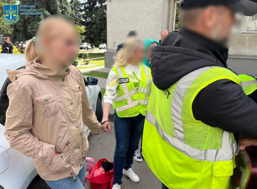 Суд у Сумах взяв під варту жінку, яка намагалася продати свою новонароджену дитину за 30 тисяч доларів фото Суд у Сумах взяв під варту жінку, яка намагалася продати свою новонароджену дитину за 30 тисяч доларів фото