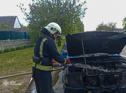 В Бурині рятувальники ліквідували пожежу в автомобілі фото В Бурині рятувальники ліквідували пожежу в автомобілі фото