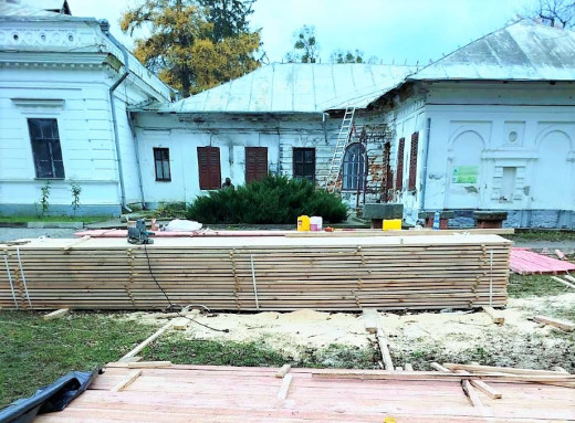 Відновлення спадщини: у Тростянці розпочався протиаварійний ремонт даху Музейно-виставкового центру фото