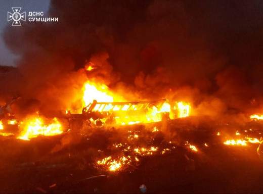 На Охтирщині внаслідок ДТП з двома вантажівками сталася масштабна пожежа, загинули обидва водії фото На Охтирщині внаслідок ДТП з двома вантажівками сталася масштабна пожежа, загинули обидва водії фото