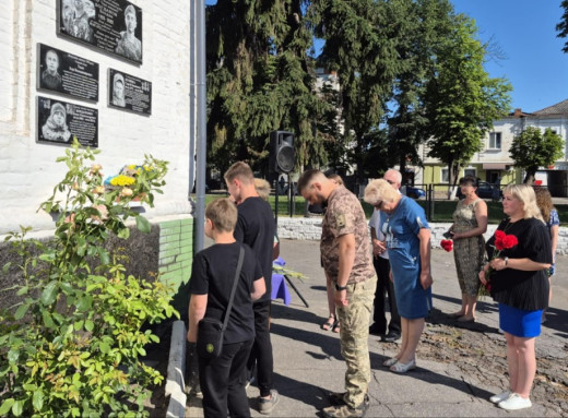 У Лебединській школі відкрили меморіальну дошку загиблому Захиснику Денису Бондаренку фото У Лебединській школі відкрили меморіальну дошку загиблому Захиснику Денису Бондаренку фото