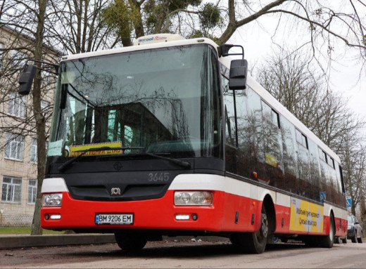 У мікрорайонах Сум, де тимчасово відсутнє світло, працюватиме автобусний Пункт незламності фото