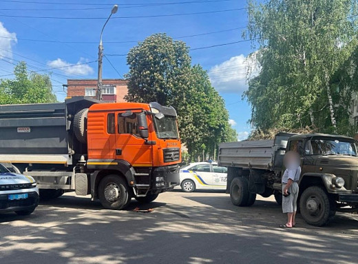 У Сумах на перехресті зіткнулися дві вантажівки: травмовано водія фото