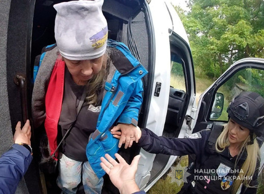"Білі янголи" евакуювали жінку з Луганщини на Сумщину фото "Білі янголи" евакуювали жінку з Луганщини на Сумщину фото
