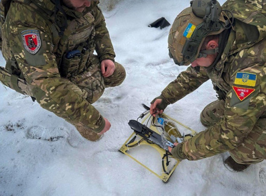 На околиці Сум знайшли безпілотник із бойовою частиною: поліція знешкодила вибухівку фото