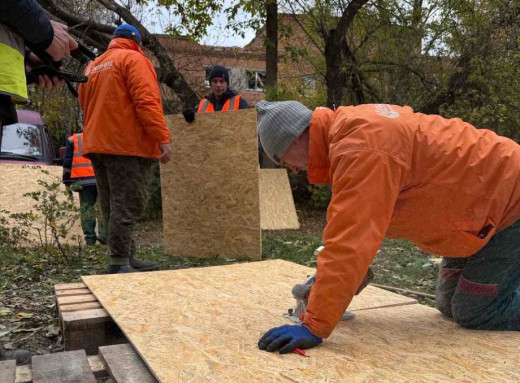 У Сумах триває ліквідація наслідків російської атаки: за день закрили 57 пошкоджених вікон та балконів фото У Сумах триває ліквідація наслідків російської атаки: за день закрили 57 пошкоджених вікон та балконів фото