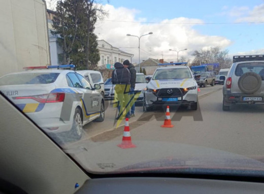 У Сумах сталася ДТП за участю службового автомобіля поліції фото