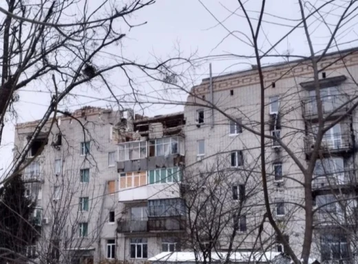 У Тростянці розпочали відбудову багатоквартирного будинку, пошкодженого рашистами фото